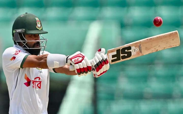 জোড়া উইকেট হারিয়ে চাপে বাংলাদেশ