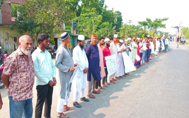 জায়নামাজ বিছানো নিয়ে মসজিদের ইমামকে মারধর, প্রতিবাদে মানববন্ধন