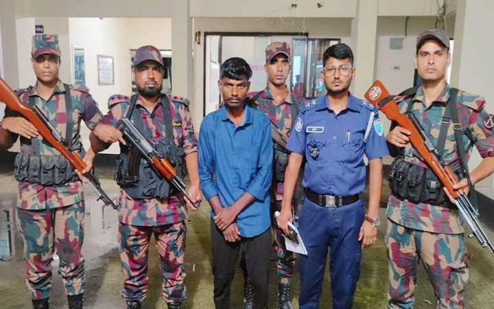 বিজিবির হাতে ভারতীয় যুবক আটক