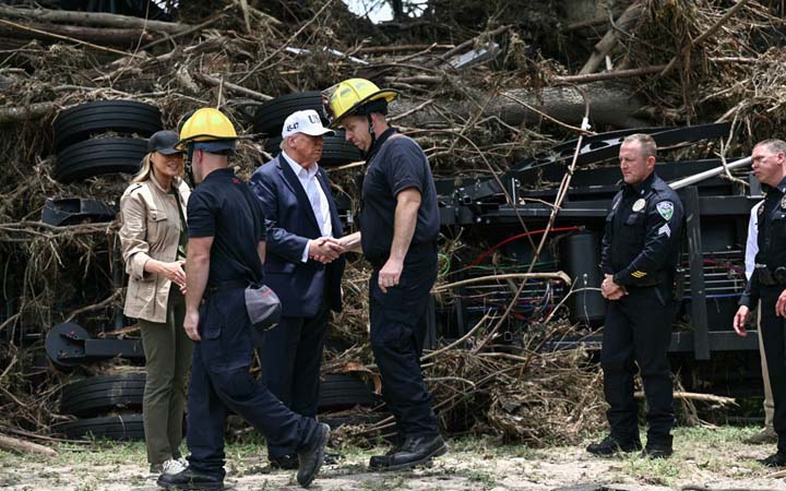 টেক্সাসে বন্যায় নিহত বেড়ে ১২৮, পরিদর্শনে ট্রাম্প