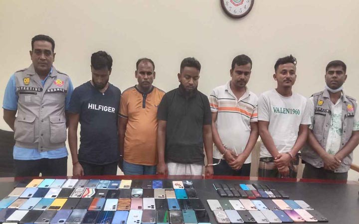 ১২৩টি চোরাই মোবাইল উদ্ধার, চক্রের পাঁচ সদস্য গ্রেফতার