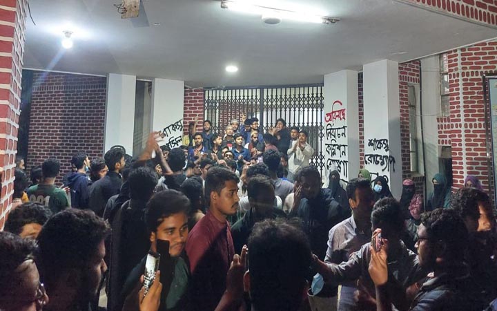 শাকসু নির্বাচনের তারিখ প্রত্যাখান, অবরুদ্ধ উপাচার্য