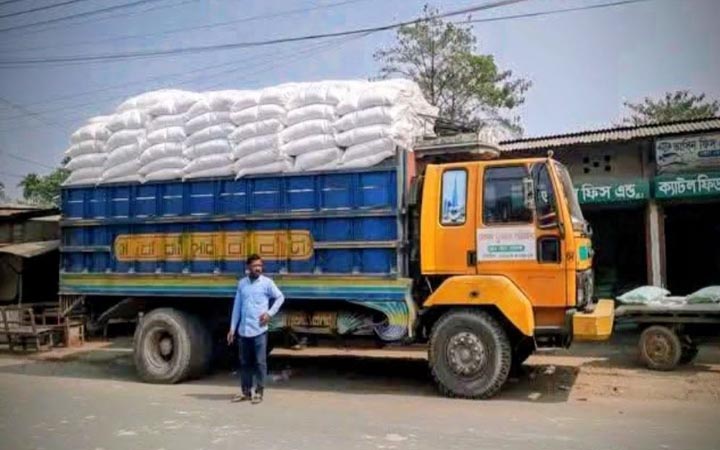 শেরপুরে অবৈধ মজুতের অভিযোগে ট্রাকভর্তি সার জব্দ