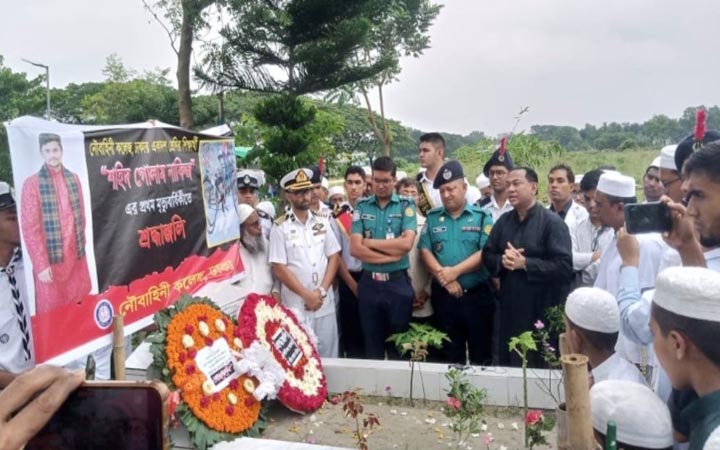 শহীদ নাফিজের কবরে নৌবাহিনী কলেজের শ্রদ্ধা