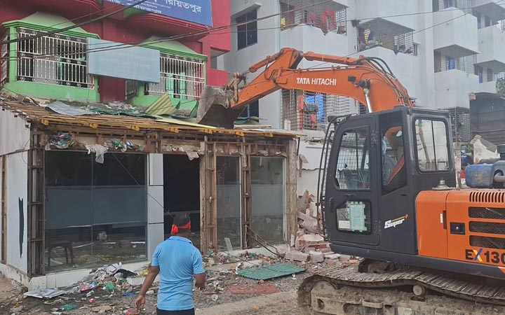 রাস্তার জায়গা ফিরে পেতে শরীয়তপুরে সড়ক বিভাগের অভিযান