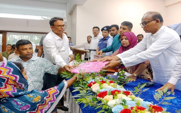 শরীয়তপুরে সনাতন ধর্মাবলম্বীদের মাঝে চাল ও শাড়ি বিতরণ