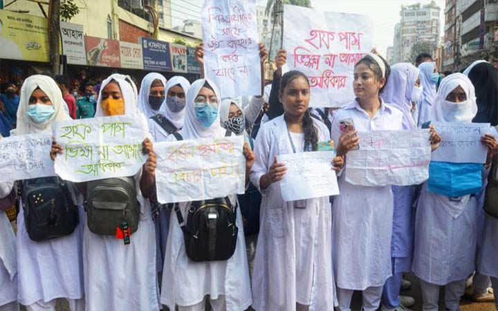 শিক্ষার্থীদের জন্য হাফ ভাড়া বিআরটিসির বাসে