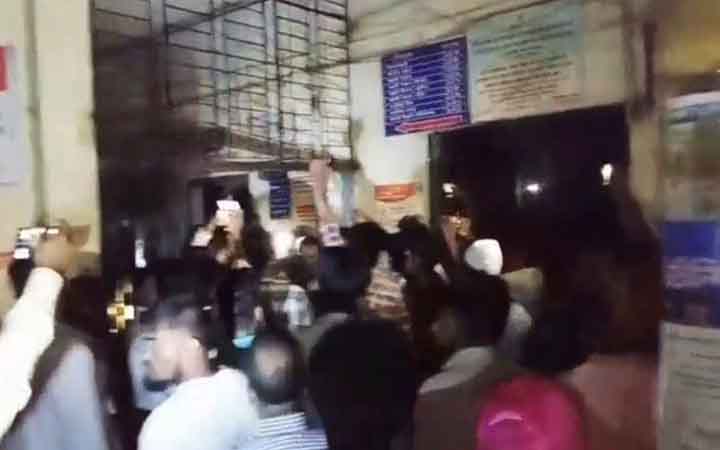 নেত্রকোনায় রোগীর মৃত্যুর ঘটনায় হাসপাতাল ভাঙচুর