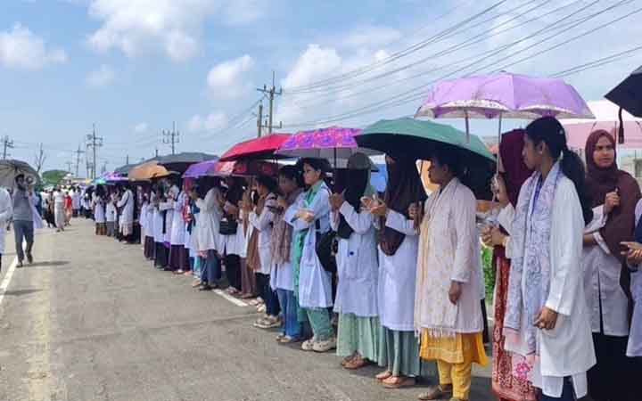 হাসপাতাল চালুর দাবিতে মেডিকেল শিক্ষার্থীদের সুনামগঞ্জ-সিলেট মহাসড়ক অবরোধ