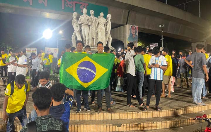 ‘হেক্সা বনাম সেভেন আপ’ স্লোগানে রাতভর উত্তাল টিএসসি