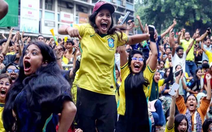 ব্রাজিলের বড় জয়ে টিএসসিতে সমর্থকদের উল্লাস