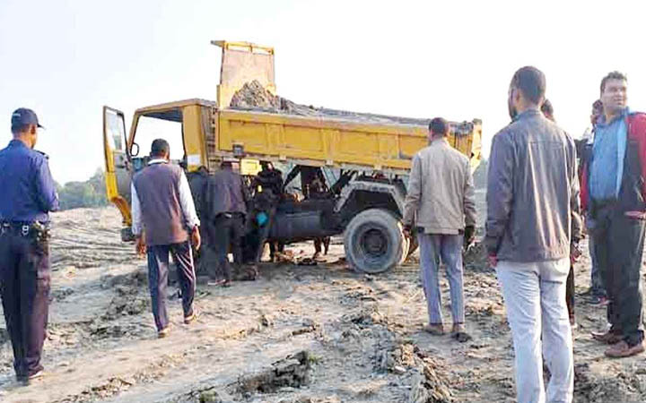 টাঙ্গাইলে অবৈধ বালু ঘাটে ভ্রাম্যমাণ আদালতের অভিযান