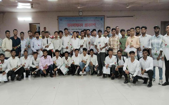 টাঙ্গাইলে ১২০ টাকায় পুলিশের চাকরি পেলেন ৫০ জন