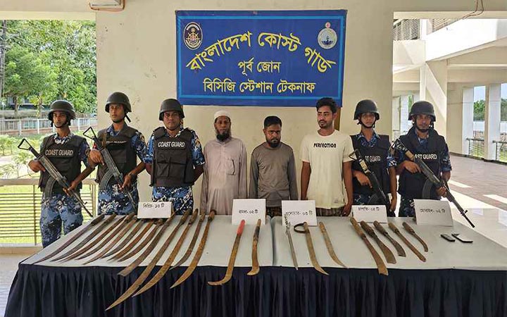 টেকনাফে ২৩ দেশীয় অস্ত্রসহ তিন দুষ্কৃতকারী আটক