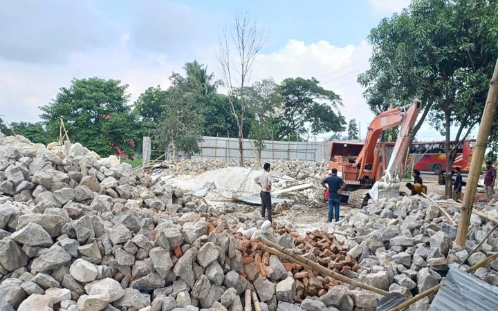 মুন্সিগঞ্জে দুটি অবৈধ চুন কারখানা গুঁড়িয়ে দিল তিতাস