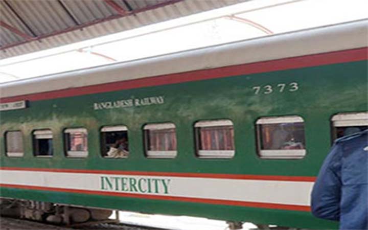 দুর্বৃত্তের ছোড়া পাথরের আঘাতে রেলযাত্রী জখম