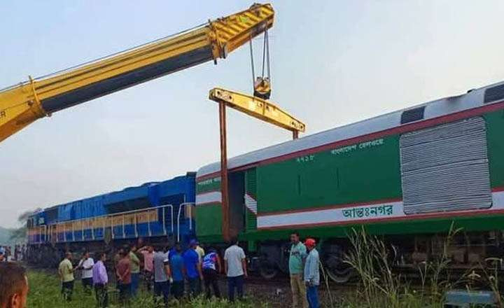 ঈশ্বরদীতে পঞ্চগড় এক্সপ্রেস লাইনচ্যুত, তিন ঘণ্টা বন্ধ ট্রেন চলাচল