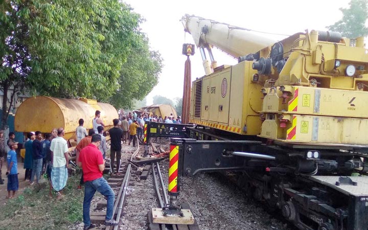 ১০ ঘণ্টা পরও সিলেটের সঙ্গে সারা দেশের রেল যোগাযোগ বন্ধ
