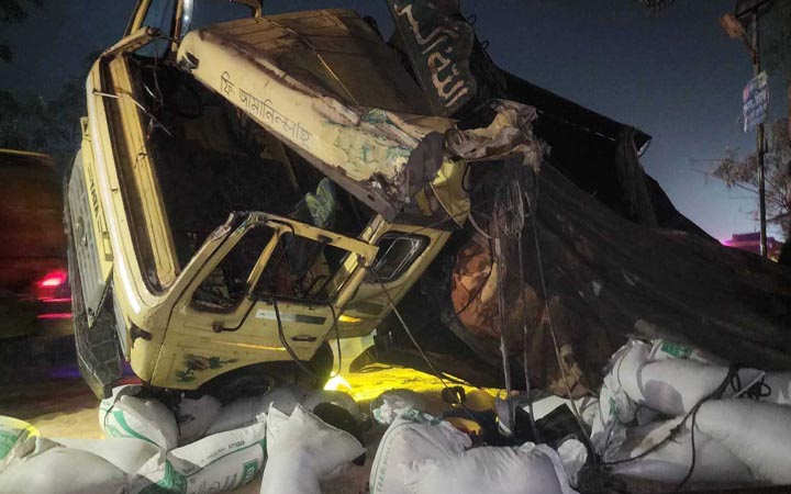 বিকল হয়ে রেল ক্রসিংয়ে আটকা ট্রাক, ট্রেনের ধাক্কায় আহত চালক