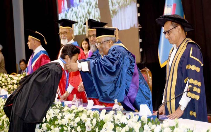 ইউএপির ১১তম সমাবর্তনে স্নাতকদের ডিগ্রি ও স্বর্ণপদক প্রদান