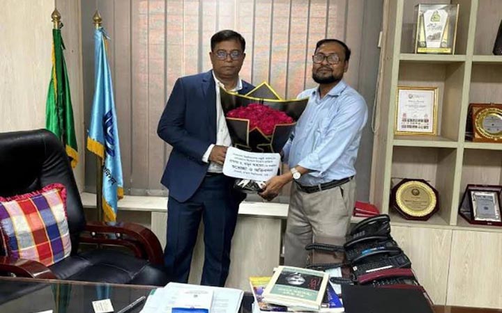 ইউজিসি চেয়ারম্যানের সঙ্গে জবি উপাচার্যের সৌজন্য সাক্ষাৎ