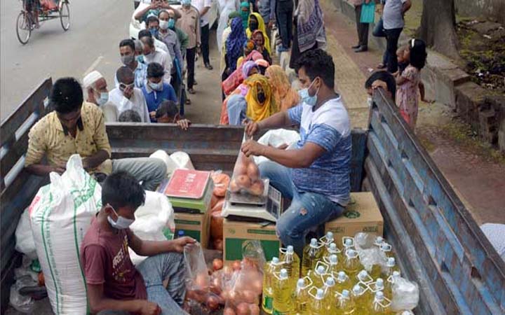 কম দামে টিসিবি পণ্য বিক্রি শুরু করেছে