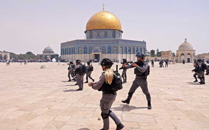 ইসরাইলের শান্তি ভঙ্গ, আল-আকসায় ফিলিস্তিনিদের উপর ইসরাইলি পুলিশের হামলা