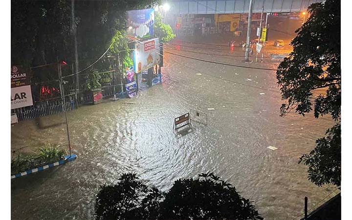 দুর্গাপূজার আগে কলকাতায় এক রাতের বৃষ্টিতে প্রাণ গেল ১২ জনের