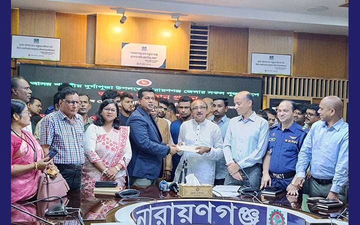 নারায়ণগঞ্জে সব পূজামণ্ডপে আর্থিক অনুদান প্রদান