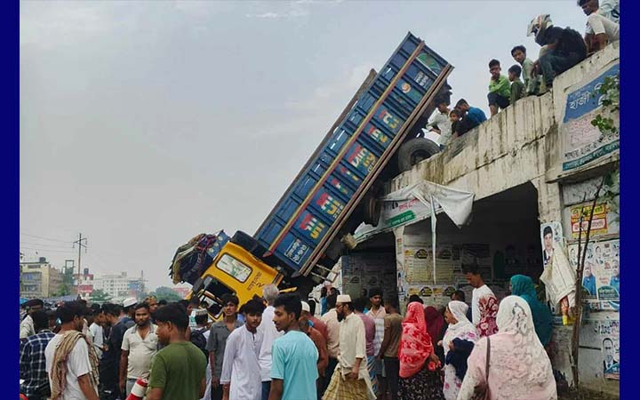নারায়ণগঞ্জে ট্রাক উল্টে ওভারপাসের নিচে, রিকশাচালক আহত