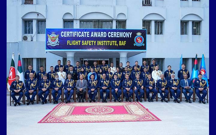 বিমান বাহিনীর সেফটি অফিসার্স কোর্সের সনদপত্র বিতরণ