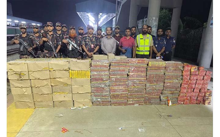 কুমিল্লায় ট্রেন থেকে কোটি টাকার ভারতীয় বাজি আটক