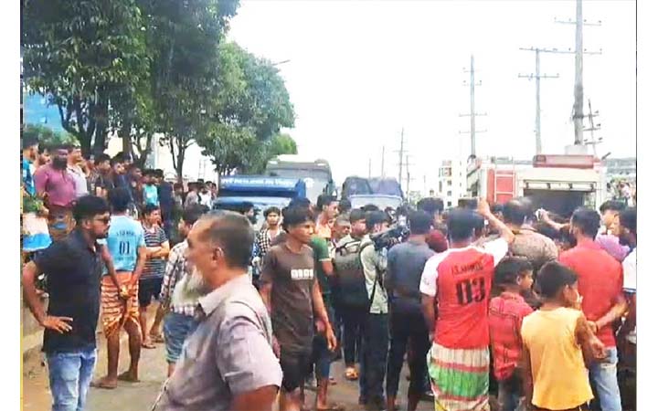 জলাবদ্ধতা নিরসনের দাবিতে ঢাকা-আরিচা মহাসড়ক অবরোধ