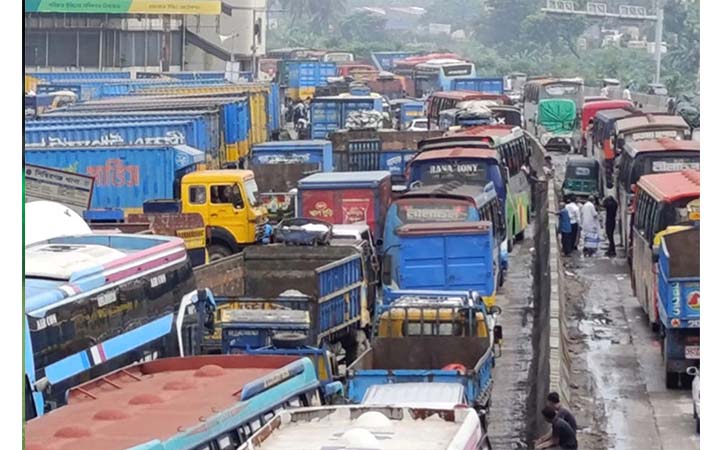 ঢাকা ছাড়ছে মানুষ, চট্টগ্রাম ও সিলেট রুটে তীব্র যানজট