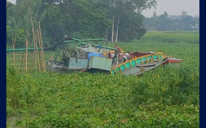 অবৈধ ড্রেজারে বালু উত্তোলন, হুমকিতে কৃষিজমি