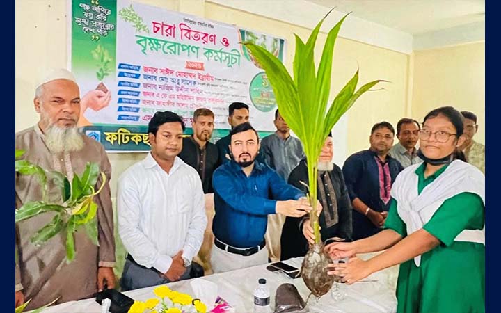 ফটিকছড়ি প্রেসক্লাবের উদ্যোগে চারা বিতরণ ও বৃক্ষরোপণ
