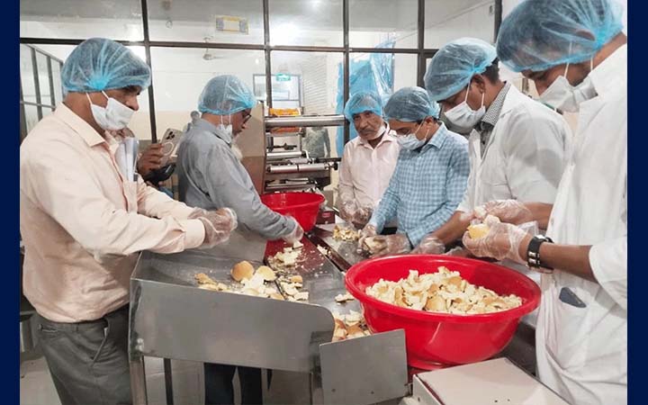 টিফিনের রুটিতে ব্লেড: টঙ্গীতে কারখানা পরিদর্শনে তদন্ত কমিটি