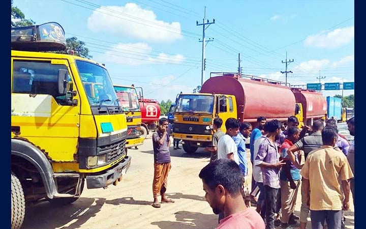 ফুলবাড়ীতে ট্রাকচালক-ব্যবসায়ী বিরোধে তিন ঘণ্টা সড়ক অবরোধ