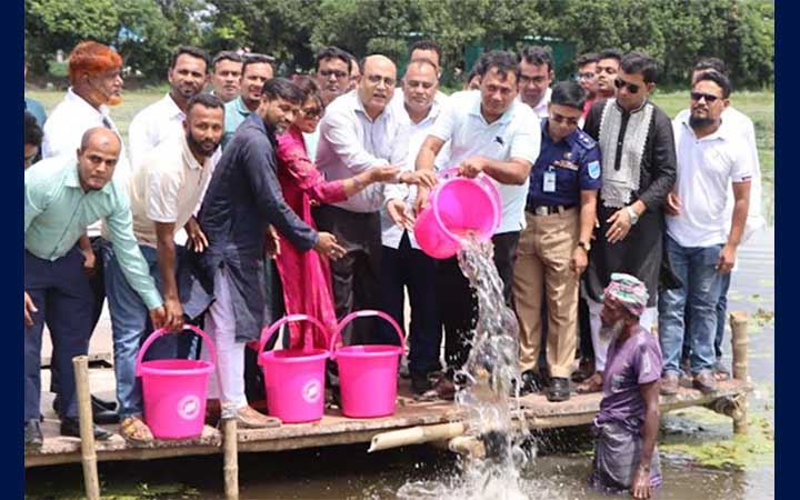গোপালগঞ্জে বিলে মাছের পোনা অবমুক্ত