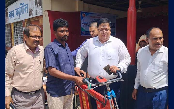 বাগেরহাটে ভ্যান ও সেলাই মেশিন বিতরণ