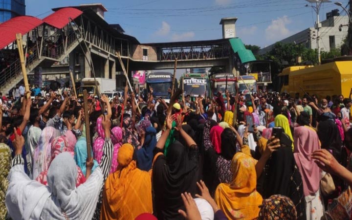 উত্তরায় দ্বিতীয় দিনেও শ্রমিকদের সড়ক অবরোধ