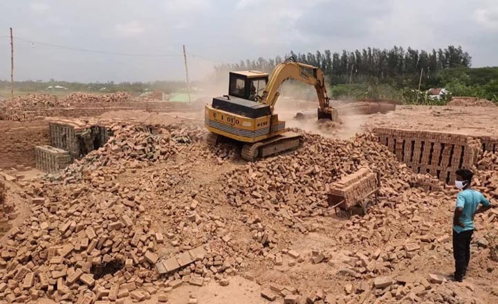 রামগতিতে অবৈধ ৩ ইটভাটা বন্ধ, ৮ লাখ টাকা জরিমানা