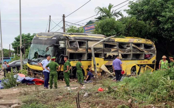 ভিয়েতনামে বাস উল্টে শিশুসহ নিহত ১০, আহত ১২