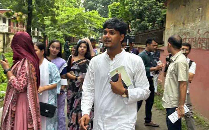 অনুমতি নিয়েই ভোটকেন্দ্রে ঢুকেছি: ভিপি প্রার্থী আবিদুল