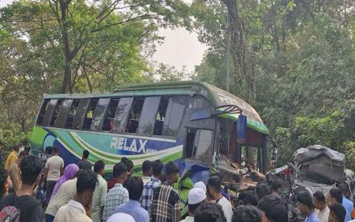 চট্টগ্রামে বাস ও মাইক্রোবাসের মুখোমুখি সংঘর্ষে নিহত বেড়ে ১০