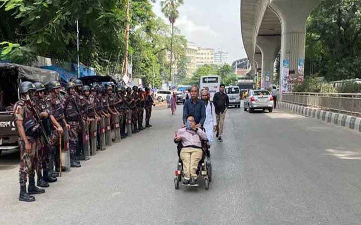 ভোট দিতে আসছেন প্রতিবন্ধীরাও, দৃষ্টি প্রতিবন্ধীদের জন্য ব্রেইল পদ্ধতি