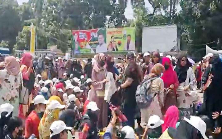 টেকনিক্যাল মোড়ে শিক্ষার্থীদের সড়ক অবরোধ