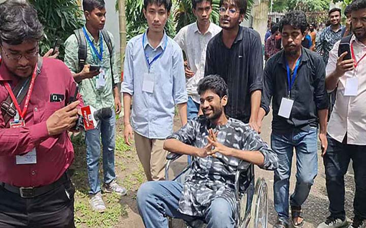 হুইলচেয়ারে ভোটকেন্দ্রে এলেন মেঘমল্লার বসু