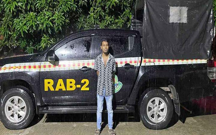 চাপাতি হাতে মহড়া দেওয়া সেই হৃদয় র‌্যাবের হাতে ধরা