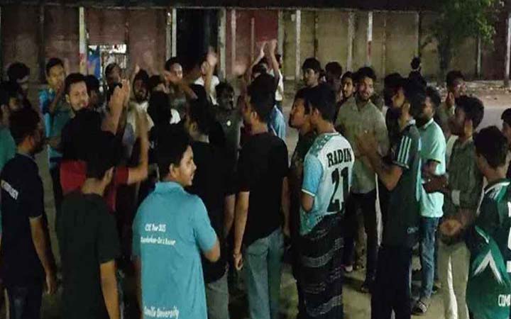 দুই দফা দাবিতে কুবিতে মধ্যরাতে বিক্ষোভ